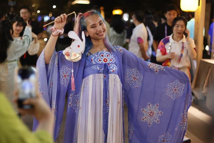 中外運(yùn)動員亞運(yùn)村里歡樂過中秋