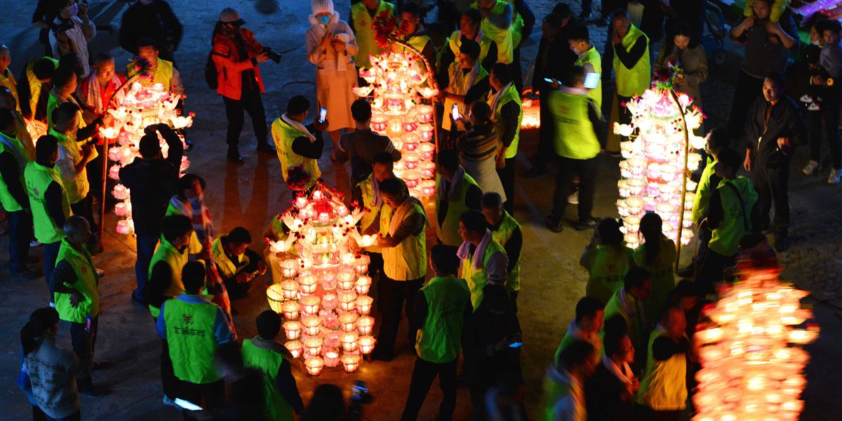 福建閩西：芷溪游花燈——“紙做燈、油點(diǎn)燈、紙包火”